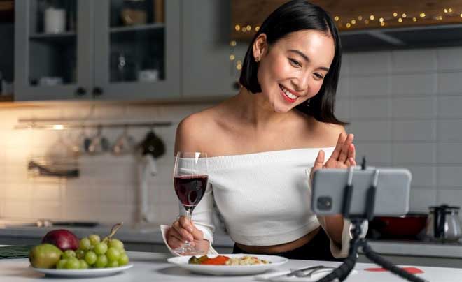 hẹn hò qua video call đang trở thành hot trend