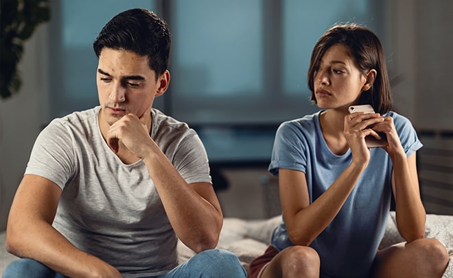 Phát hiện thói quen khó chấp nhận của chồng khi xa nhà