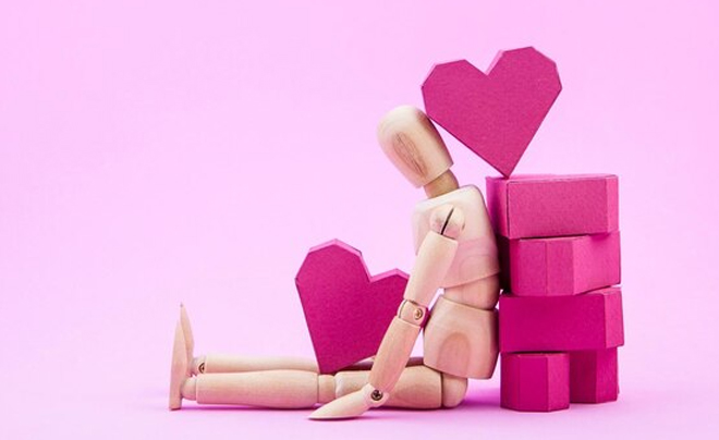 Giải mã nỗi buồn khi người từng thích bạn lại yêu người khác