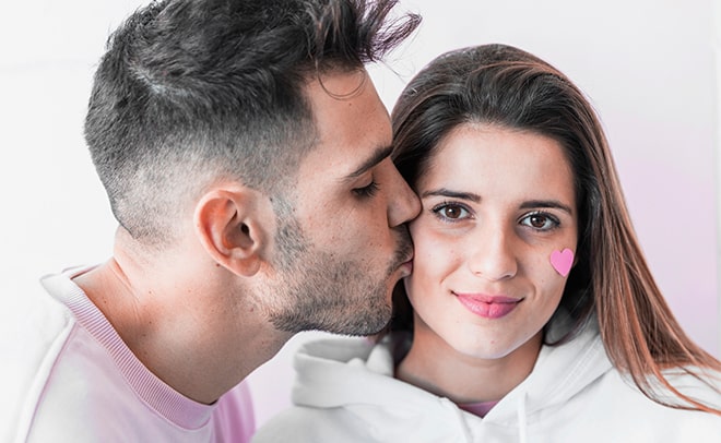 Những khoảnh khắc và dấu hiệu khiến chàng muốn hôn