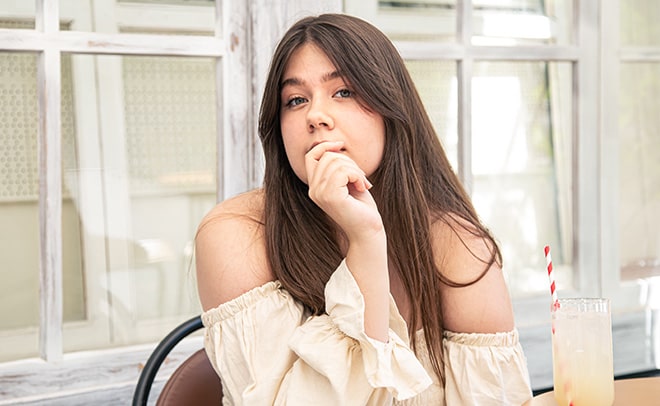 Chỉ cần một cái ôm, một câu hỏi dịu dàng... Có lẽ cô sẽ học cách mở lòng, từng chút một.