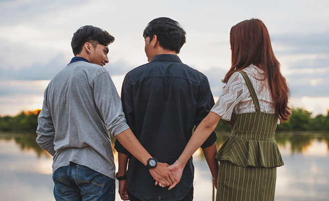 Bắt cá hai tay trong tình yêu là gì