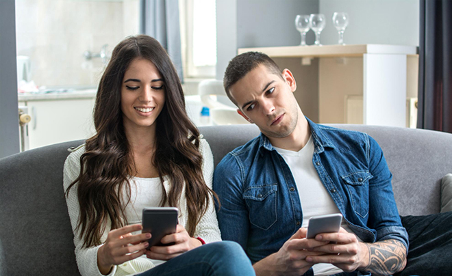 Ghen ngầm là gì? Các biểu hiện của người hay ghen ngầm