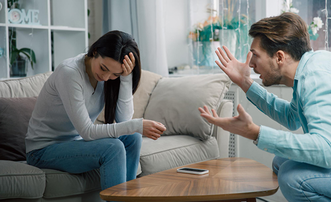 Ghen ngầm là gì? Các biểu hiện của người hay ghen ngầm