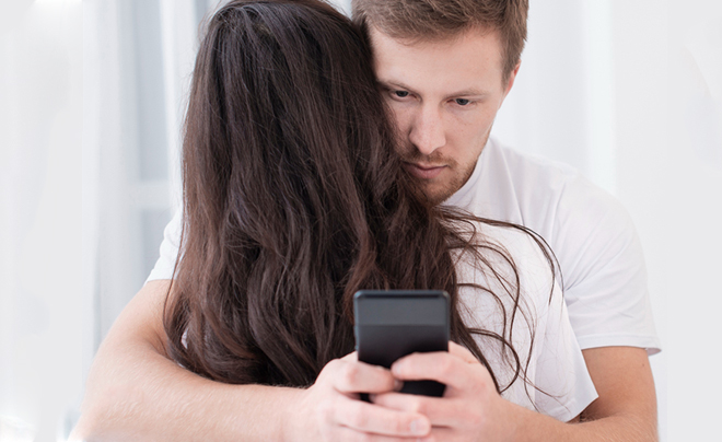 Vì sao đàn ông hay tò mò về mối quan hệ khác giới của bạn gái