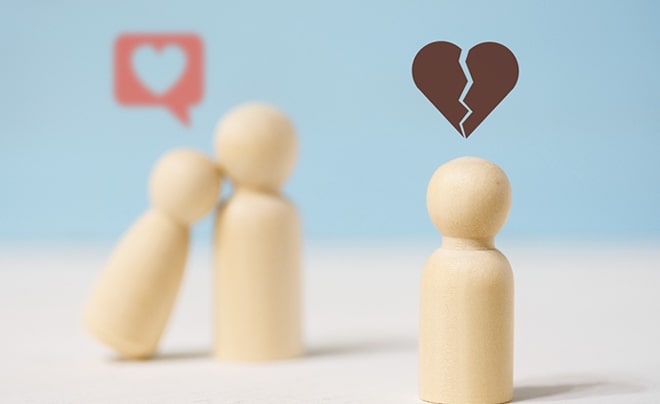 Cảm giác tủi thân khi yêu xa: Nỗi nhớ khiến trái tim thêm cô đơn