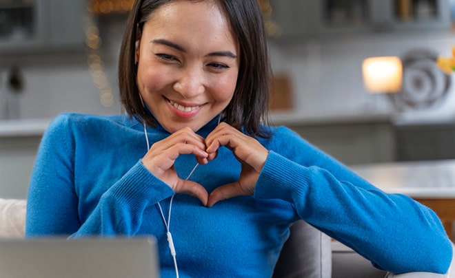 Có nên nên yêu online, yêu qua mạng không? Rủi ro là gì?