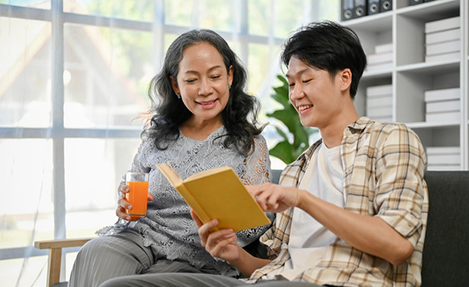 Mamaboy là gì? Dấu hiệu nhận biết con trai cưng của mẹ