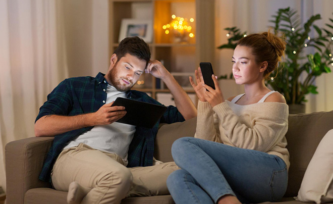 Phubbing là gì? Cách chữa bệnh cắm mặt vào điện thoại