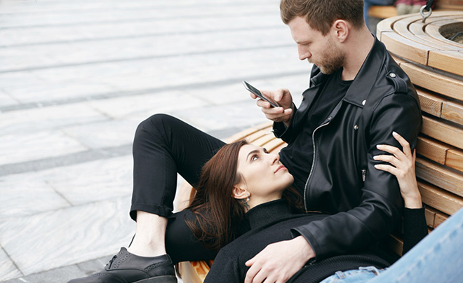 Phubbing là gì? Cách chữa bệnh cắm mặt vào điện thoại