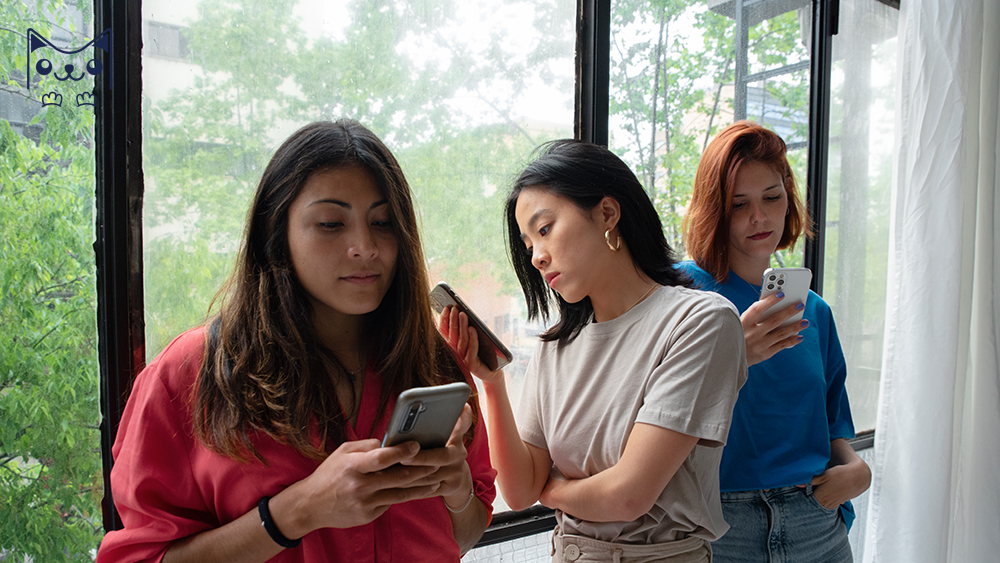 Phubbing là gì? Cách chữa bệnh cắm mặt vào điện thoại