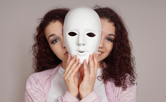 Sống 2 mặt là gì? Có nên yêu người sống 2 mặt không