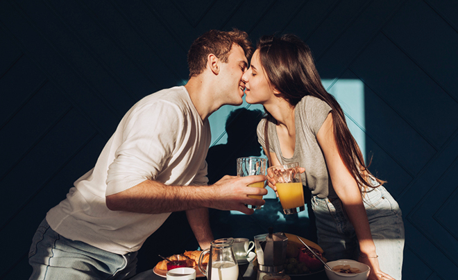 Bóc bánh trả tiền là gì? Bóc bánh trả tiền có phải ngoại tình không?