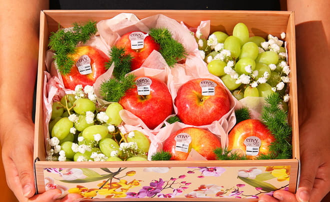 Nên tặng quà gì để ghi điểm khi ra mắt gia đình người yêu